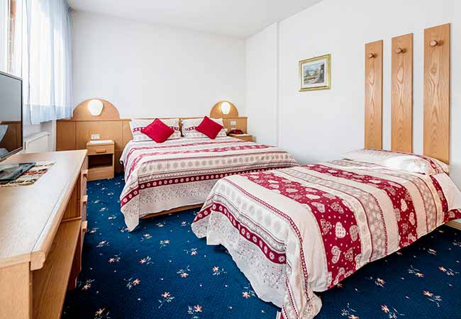 Hotel Coldai, chambres Civetta, terrasse avec vue sur le hibou, le lac et les Dolomites